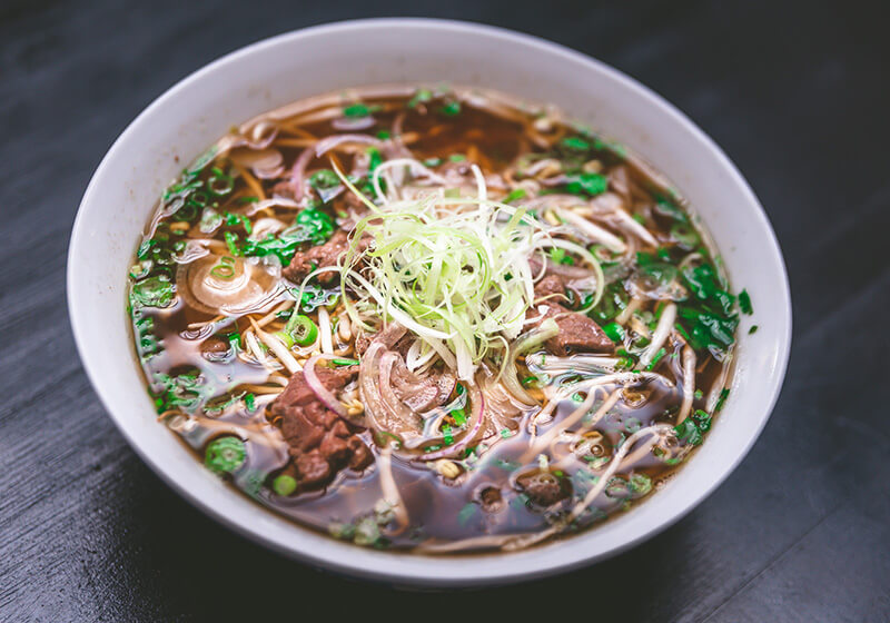 Silná vietnamská polévka Pho BO