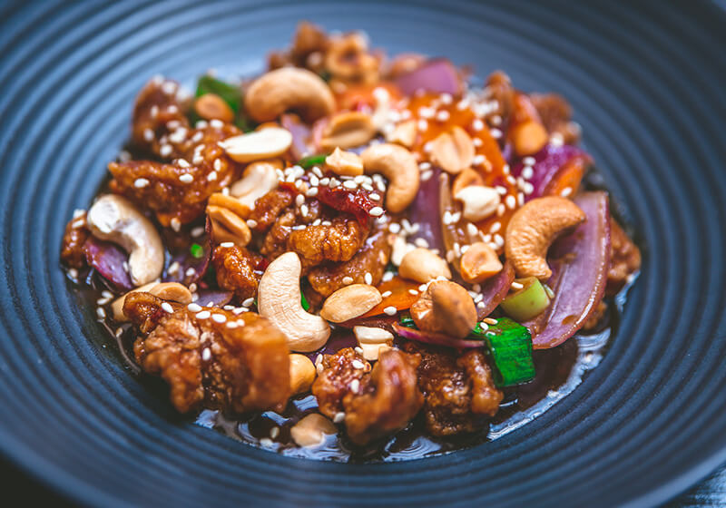 Gong Bao - Křupavé pikantní kuře s jarní cibulkou, arašídy a kešu ořísky, podávané s jasmínovou rýží